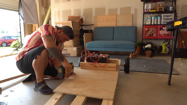 木材やゴミ箱からテスラを作る男の画像