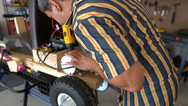 木材やゴミ箱からテスラを作る男の画像