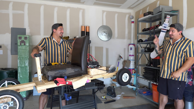 木材やゴミ箱からテスラを作る男の画像