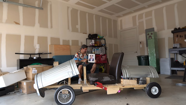 木材やゴミ箱からテスラを作る男の画像