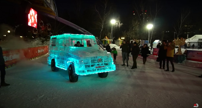 走行可能な“氷の光るベンツ”が完成　氷の使用量は10トン