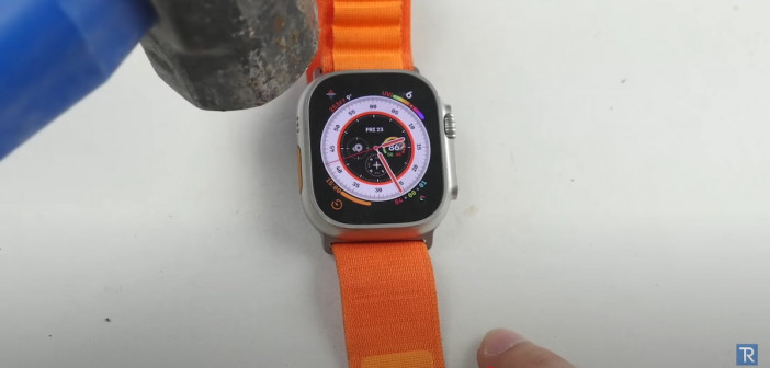 新型『Apple Watch Ultra』をハンマーで叩くと？　YouTuberが荒々しい耐久テストを公開
