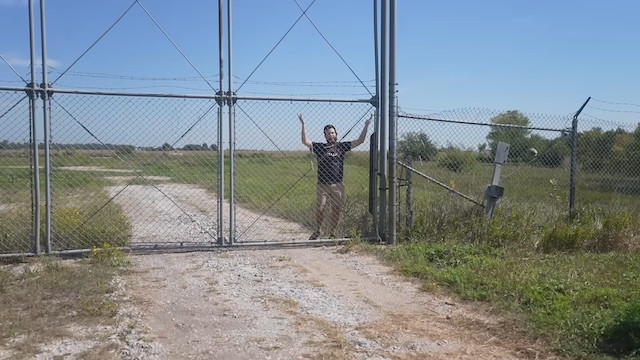 廃棄されたミサイル保管施設を海外YouTuberが購入の画像