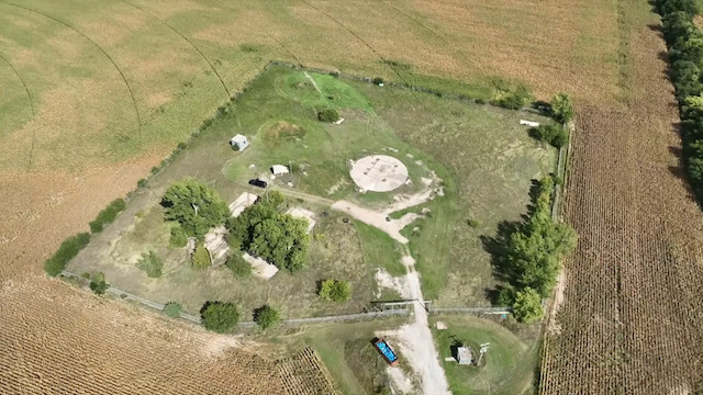 廃棄されたミサイル保管施設を海外YouTuberが購入の画像