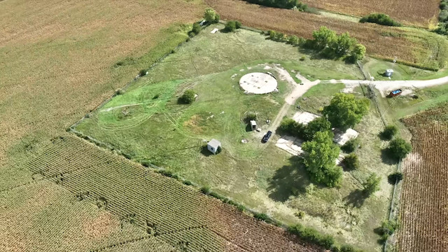 廃棄されたミサイル保管施設を海外YouTuberが購入の画像