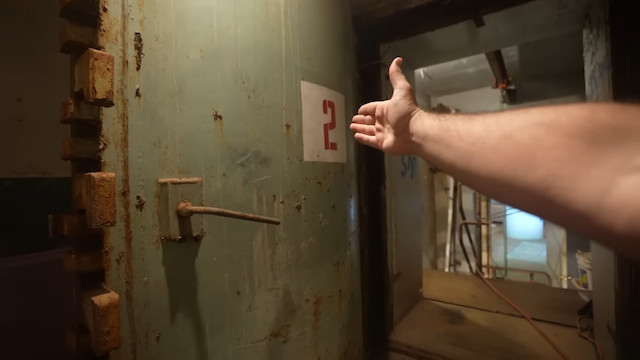 廃棄されたミサイル保管施設を海外YouTuberが購入の画像