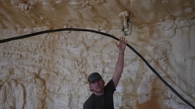 廃棄されたミサイル保管施設を海外YouTuberが購入の画像