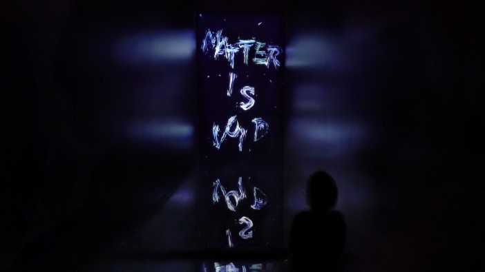 チームラボが初のNFT作品《Matter is Void》を展示。ニューヨークなどでも展示され、豊洲では水の没入空間で体験可能に