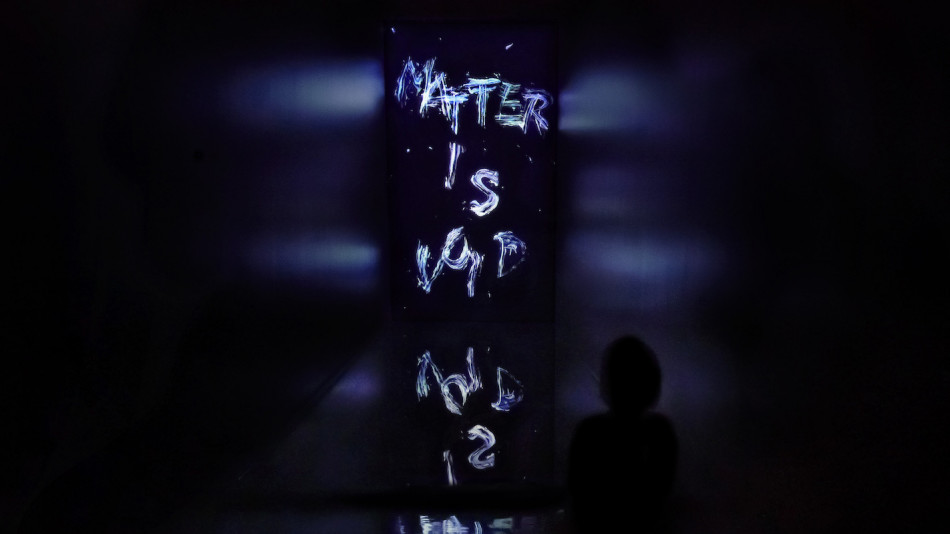 チームラボ初のNFT作品《Matter is Void》を展示。