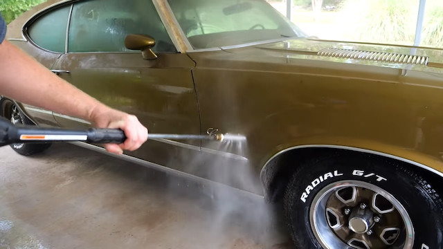 23年前に打ち捨てられたアメ車をレストアの画像