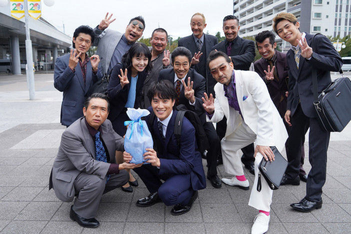 鈴木伸之30歳の誕生日！　『ファーストペンギン！』撮影現場で奈緒、堤真一らが祝福