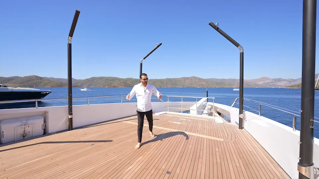 海外YouTuberが約29億円の豪華なメガヨットを案内の画像