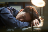 うたた寝をする佐藤健の寝顔カット公開の画像