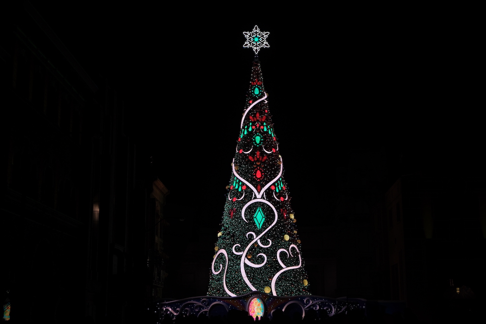 USJに“世界一のクリスマスツリー”がカムバック！　「RED HOT CHRISTMAS」の一夜を彩るの画像1-2