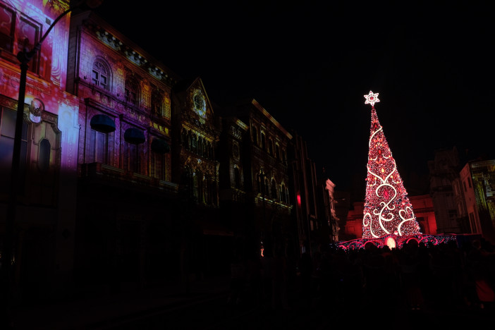 USJに“世界一のクリスマスツリー”がカムバック！　「RED HOT CHRISTMAS」の一夜を彩る