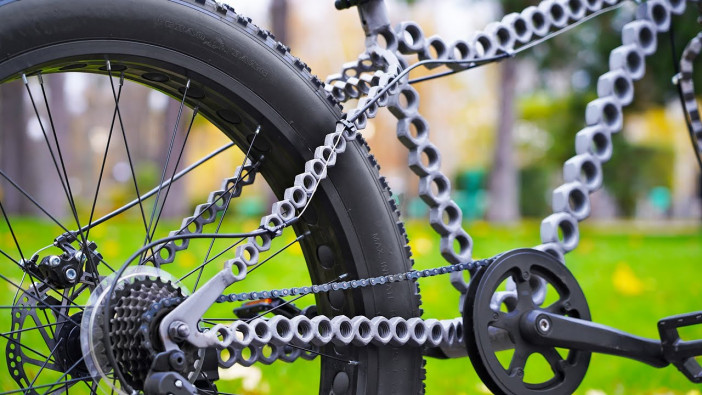 147個のナットで自転車を製作する　海外YouTuberのアイディアに溢れたDIY作品