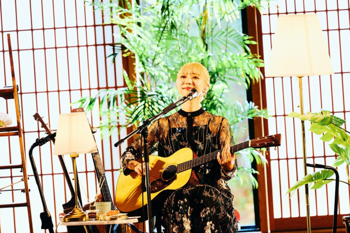 竹内アンナ、“理想の部屋”で聴かせた感情豊かなボーカル　インマヌエル礼拝堂での弾き語りツアー追加公演レポ