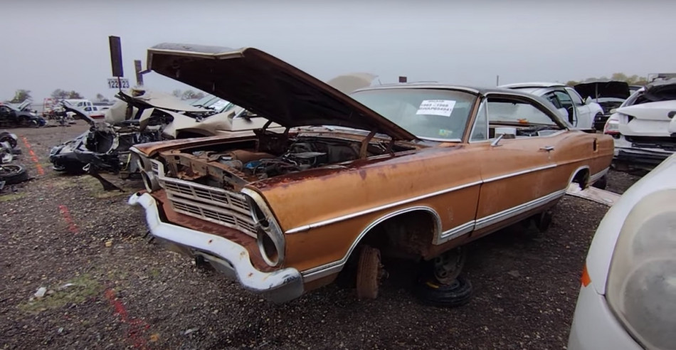 海外YouTuber、廃品置き場で超レアな車を発見 67年型フォードや