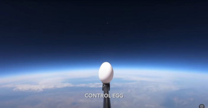 宇宙空間から卵を落下させるとどうなる？　元NASAの海外YouTuberが身を削って実験
