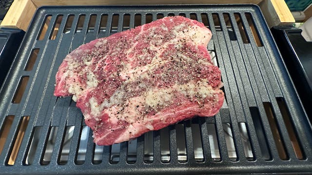 400gステーキ肉をヒーターに載せる