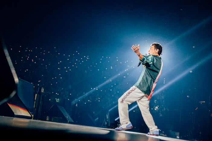 桑田佳祐は音楽人としての自身を更新し続けている　『LIVE TOUR 2022「お互い元気に頑張りましょう!!」』宮城初日公演レポート