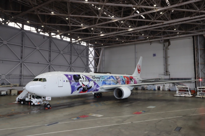 ディズニー社100周年を記念したJAL特別塗装機『JAL DREAM EXPRESS Disney100』運行開始！