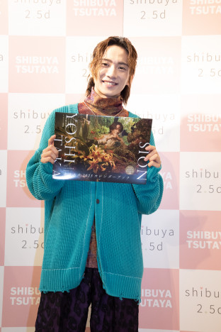 注目俳優・吉高志音がカレンダーブック発売イベントに登場。「“花の魔法使い”といったイメージで撮影ができた」