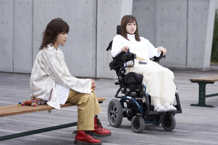 橋本環奈、『映画 ネメシス 黄金螺旋の謎』出演決定　無表情で車椅子に座る場面写真も