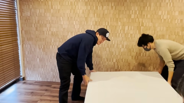 ヒロミ、療養中の松本伊代のためにベッドを作るの画像