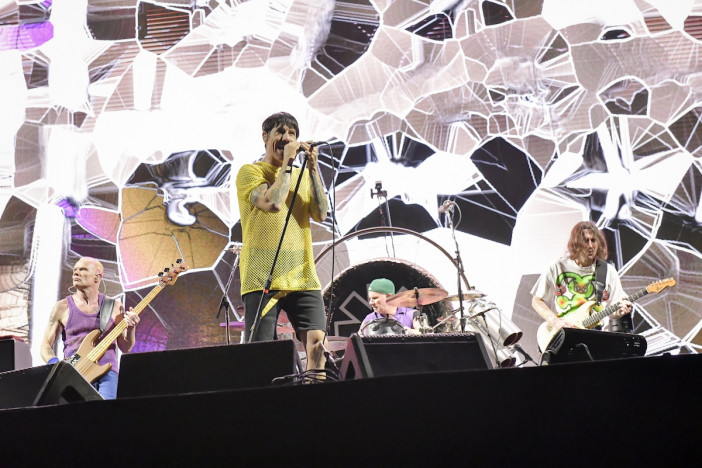 Red Hot Chili Peppers、ジョン・フルシアンテ帰還で轟いた無敵の躍動感　原点と進化を自在に繋ぐ東京ドーム公演に