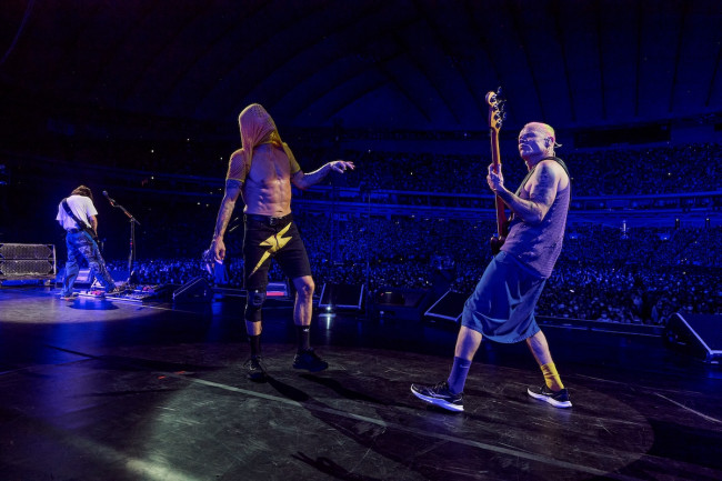 Red Hot Chili Peppers、ジョン・フルシアンテ帰還で轟いた無敵の躍動感　原点と進化を自在に繋ぐ東京ドーム公演にの画像2-1