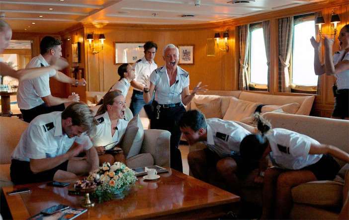高額チップのために体を張る豪華客船白人クルーの実態　『逆転のトライアングル』本編映像