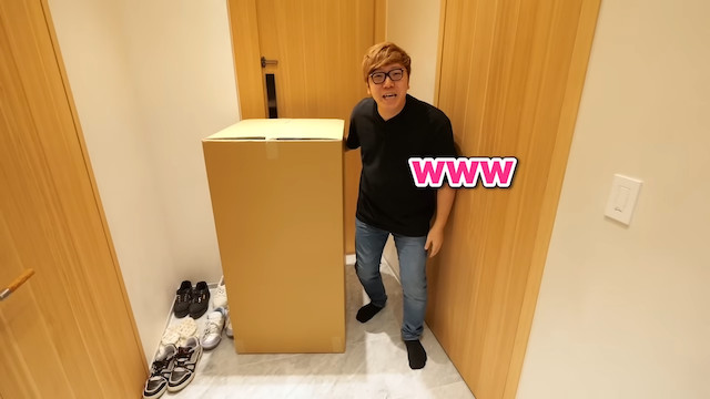 ヒカキン、事務所から届いた“謎の箱”を開封の画像