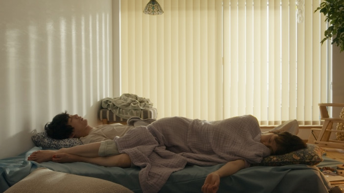 坂口健太郎と市川実日子が共に眠る　『サイド バイ サイド 隣にいる人』セット写真公開
