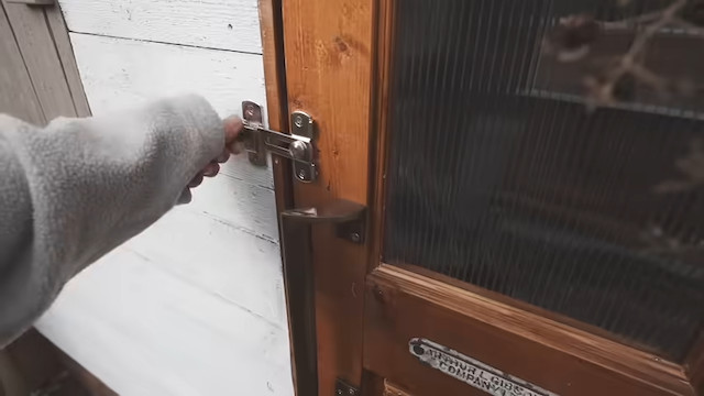 女性1人で前向きに頑張るDIY系YouTuberの画像