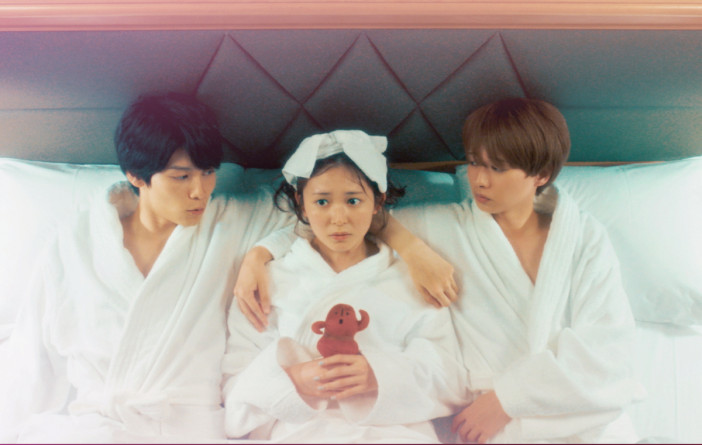 HiHi Jets 井上瑞稀と萩原利久がバスローブ姿で腕枕　『おとななじみ』場面写真公開