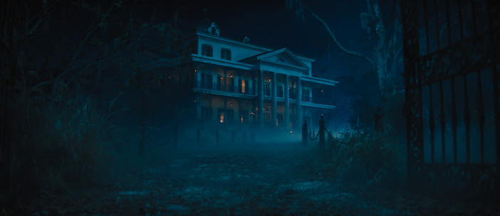 ディズニー実写映画『ホーンテッドマンション』場面写真公開　呪われた館の全貌が明らかに
