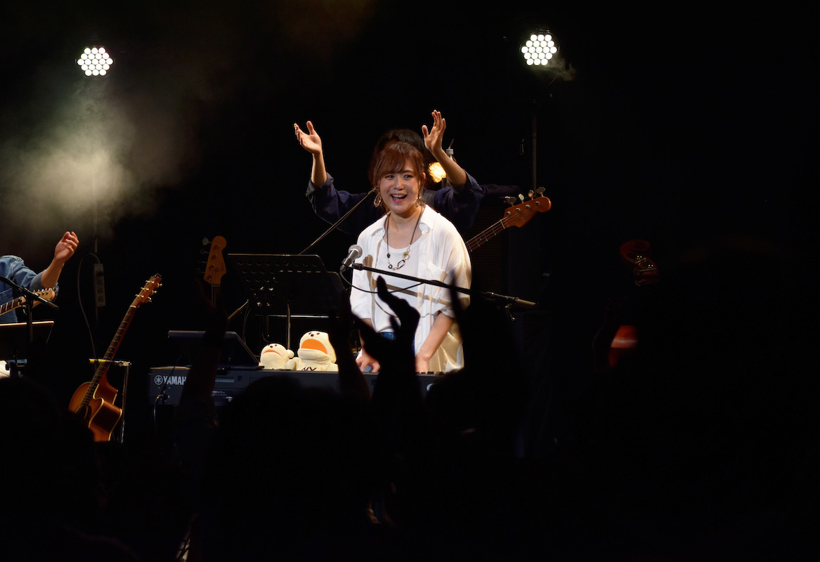 中嶋ユキノ、浜田省吾との共作曲も披露した『アコ旅』ファイナル　バンドメンバーの演奏とともに伝えたピュアな歌の魅力の画像1-1