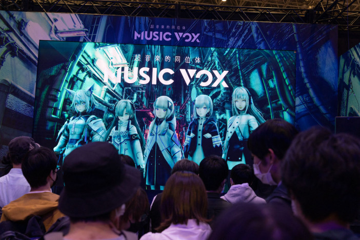 『音楽的同位体』シリーズが拡張するクリエイティブの可能性　DJ Batsu＆ど～ぱみん登場した『超音楽的同位体 MUSIC VOX』レポ