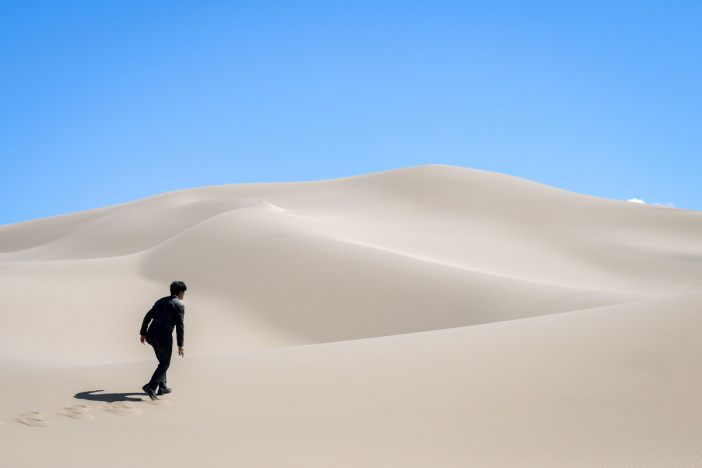 堺雅人がスーツ姿でモンゴルの砂漠をさまよう　『VIVANT』特報映像＆場面写真公開