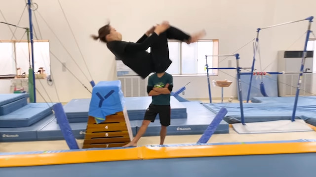 現役体操選手が魅せる“レベルの高い遊び”の画像