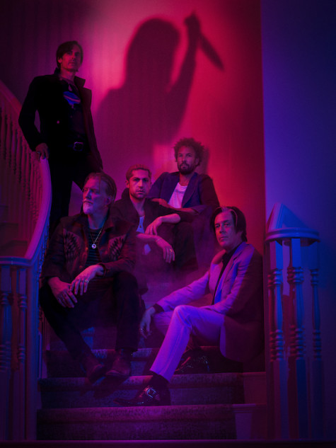 Queens Of The Stone Age、Foo Fightersと共に“ロック低迷”の