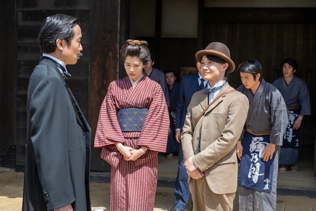 (中央）槙野綾役・佐久間由衣、（中央右）槙野万太郎役・神木隆之介