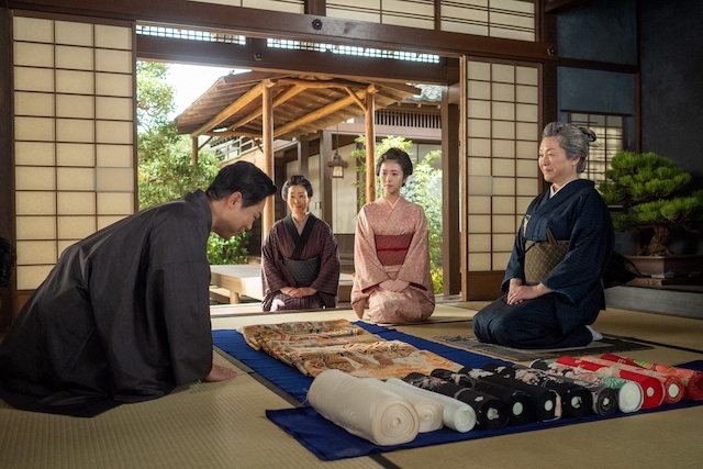 (左から)浜村義兵衛役・三山ひろし、ふじ役・石村みか、西村寿恵子役・浜辺美波、槙野タキ役・松坂慶子