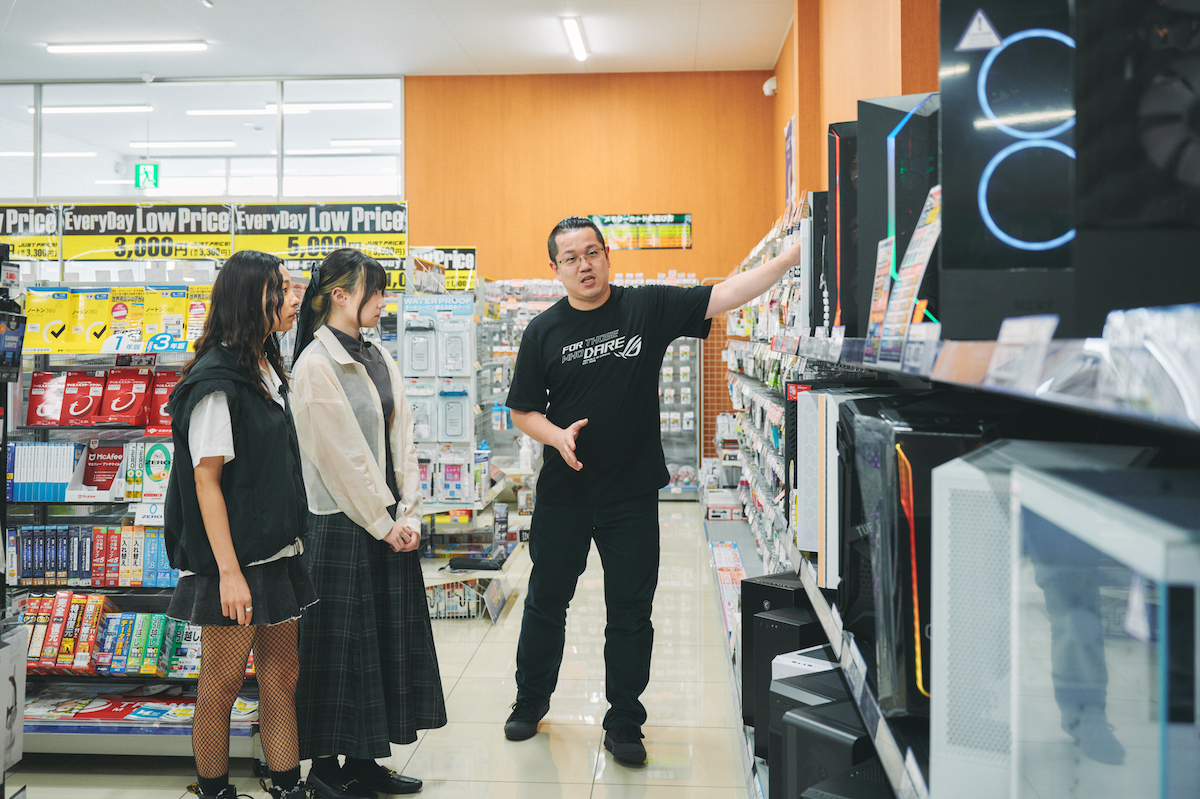 ASUS JAPANの市川氏（右）案内のもと、まずはケース売り場へ向かった二人。