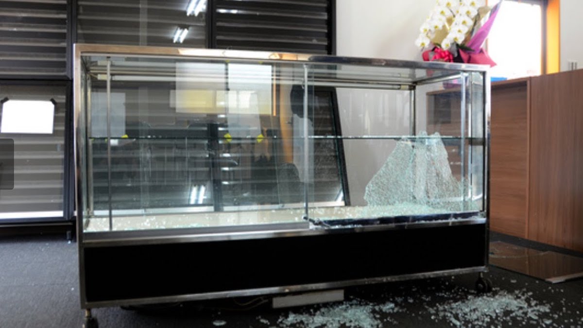 ヒカル、強盗に遭ったショップに私物を貸付