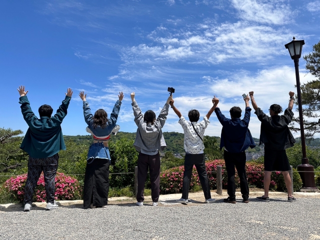 『TOKIOカケルSP トキタビ慰安旅行 in金沢』で山に向かって両手を上げるゲスト陣