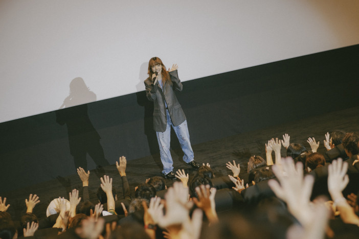 あいみょん、阪神甲子園球場ライブ映像作品の見どころは？　「360度囲まれて照らされている自分を見ていただけたら」