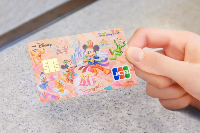 ディズニー★JCBカード「東京ディズニーリゾート®40周年記念カード」を持った手