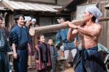 （手前左）槙野万太郎役・神木隆之介、（手前右）倉木隼人役・大東駿介